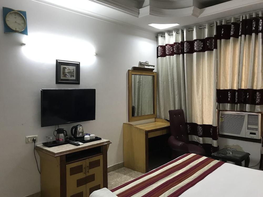 Tjs Royal Hotel Delhi  Exteriör bild