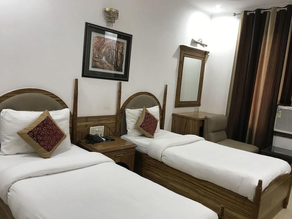 Tjs Royal Hotel Delhi  Exteriör bild