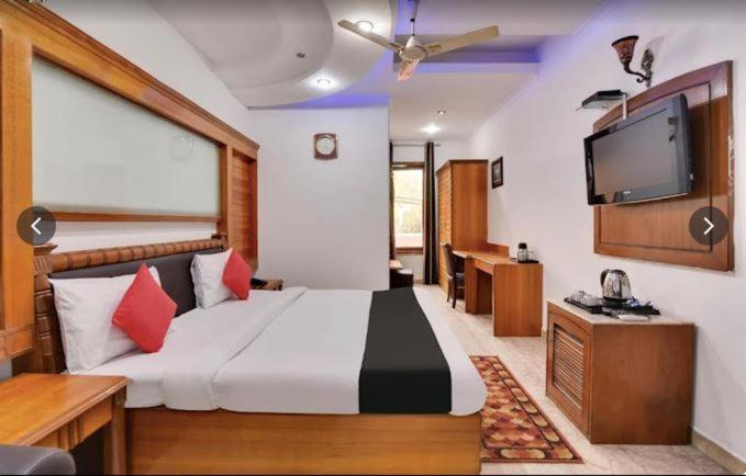 Tjs Royal Hotel Delhi  Exteriör bild
